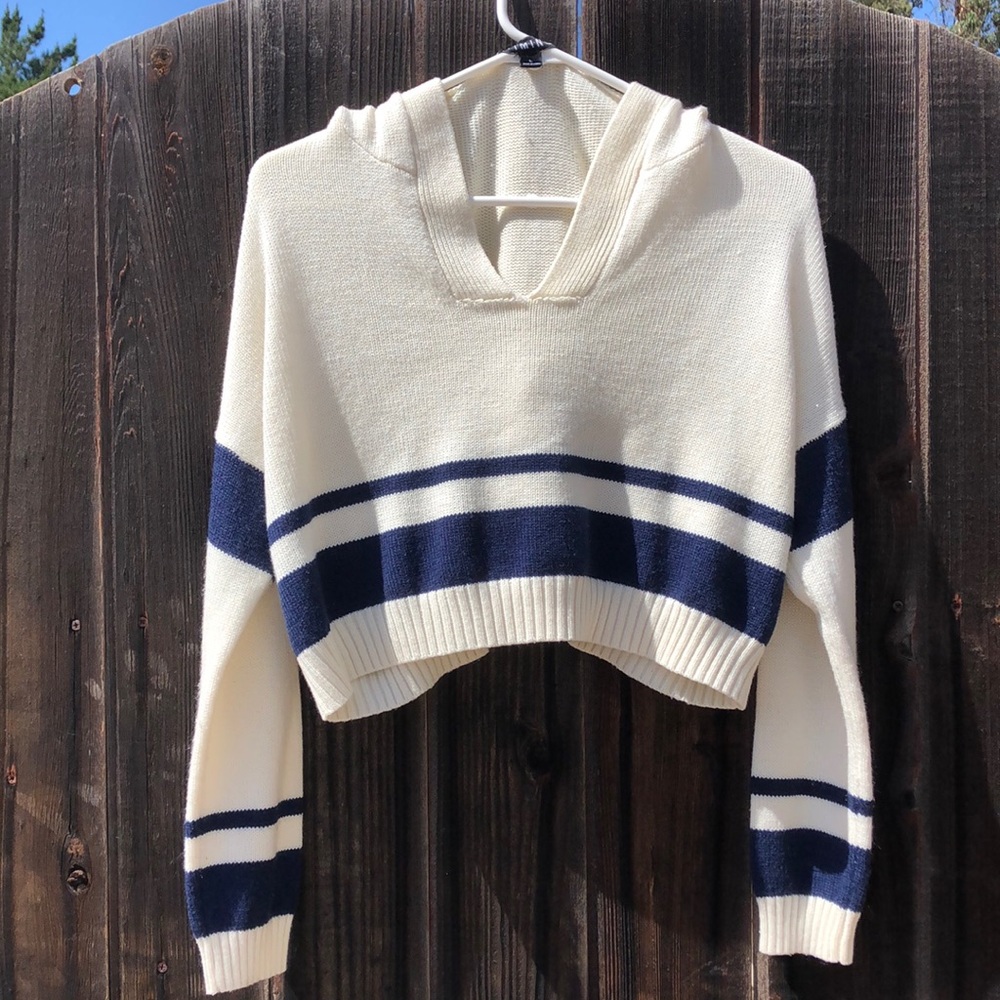 Short hoodie, fits loose and and thin,a navy blue strip the rest is creamy white